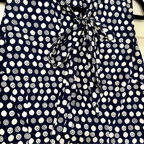 Lilly Pulitzer Sleeveless  Lemon Lime Print Navy Blue Blouse Tie Neck Size 12 ** - Picture 8 of 12